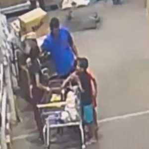 VÍDEO: Homem é detido por suspeita de importunação sexual dentro de supermercado em Cuiabá