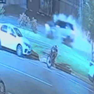 VÍDEO: câmeras de segurança mostram batida entre dois carros que matou criança de 4 anos em MT