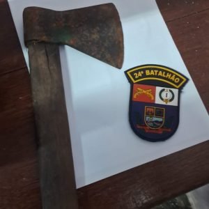 Homem é preso ao usar machadinha para matar cachorro e agredir esposa