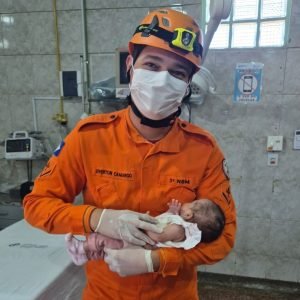 Recém-nascida é salva por bombeiros após engasgar durante amamentação