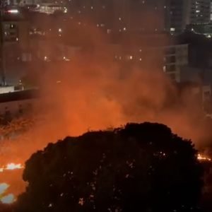 Vídeo: incêndio de grandes proporções atinge terreno no bairro Alvorada, em Cuiabá