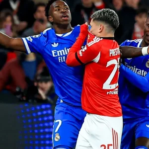 Silas fala sobre luta antirracista no futebol: “Vini paga o preço sozinho”