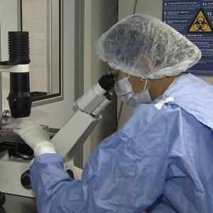 Como cientistas “curaram” infectados com HIV