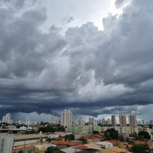 Frente fria deve provocar mudança no tempo e trazer chuva para MT no fim de semana