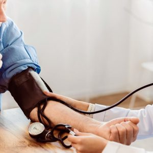 Julho Vermelho: sem sintomas, hipertensão pode causar AVC e infarto