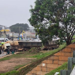 Duas carretas caem de viaduto após batida na BR-364 em Cuiabá