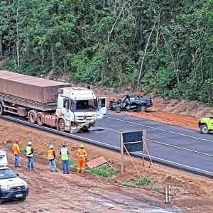 VÍDEO: batida entre carreta e carro deixa dois mortos na BR-163