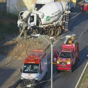 Caminhão betoneira atinge poste e interdita avenida em MT