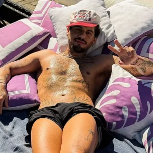 Zé Felipe acorda de ressaca e desabafa: “Repenso minha vida inteira”