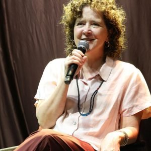 Redes sociais ajudam a despertar interesse por livros, diz escritora