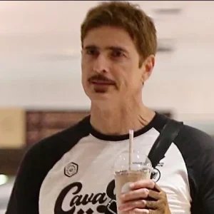 Com visual renovado, Reynaldo Gianecchini exibe pernas em microshort