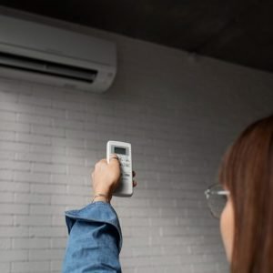 Ar-condicionado no calor de Cuiabá: aparelho ligado 8 horas por dia pode acrescentar mais de R$ 200 à conta de luz