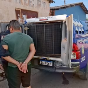 Briga entre casal termina com homem esfaqueado no pescoço e dupla presa em Porto Velho