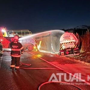 Tombamento de carreta provoca derramamento de etanol e bloqueia pista da BR-163 em Diamantino/MT