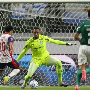 Flaco López comenta falha de Carlos Miguel no Palmeiras: “Normal errar”