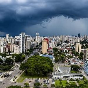 Tempestades avançam sobre o RS e Defesa Civil coloca seis municípios sob alerta de risco muito alto | Power Mix