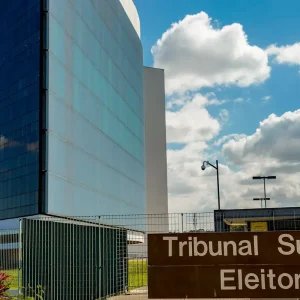 TSE recebe embaixadores nesta segunda para defender urna eletrônica 