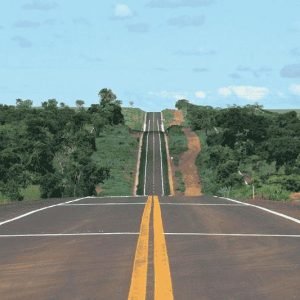 Carreta-tanque tomba e derrama gasolina na BR-364 em VG | VGN