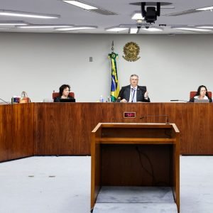 Dino e Moraes defendem rediscutir dispensa de diploma para jornalista