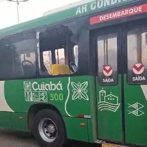 Pane em ônibus da linha 251 provoca fumaça e assusta passageiros em MT