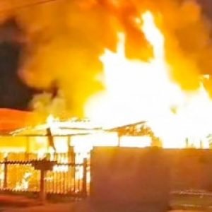 Após ameaças à mãe, homem é suspeito de incendiar casa com duas crianças dentro em MT | Power Mix