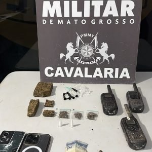 Suspeito entrega possível centro de operações do CV com rádios, maconha e cocaína | HiperNotícias
