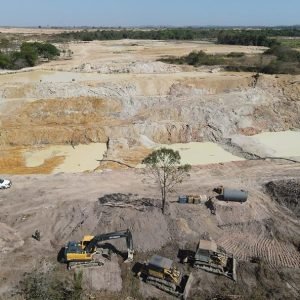 Garimpo ilegal é flagrado com máquinas pesadas em área desmatada | HiperNotícias