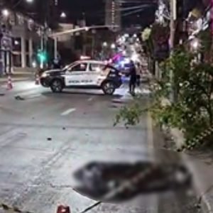 Motorista de carro de luxo sem CNH bate em 2 motos e mata motociclista