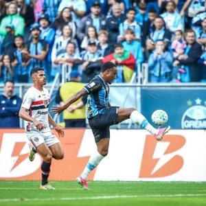 São Paulo perde de virada para o Grêmio e chega ao oitavo jogo sem vencer no Brasileirão