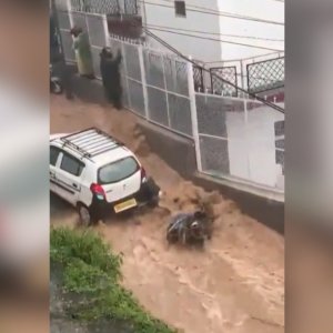 Vídeo: Mulher é quase arrastada pela água enquanto pilotava moto na Índia