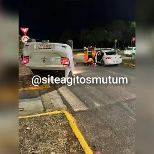 Acidente de trânsito Carro capota, atinge mãe e duas crianças e motorista é conduzido à delegacia em Nova Mutum/MT