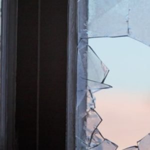 Homem quebra janela de casa da ex-namorada após término – FOLHAMAX