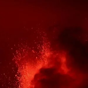 Cinzas do vulcão Etna fecham aeroporto na Espanha em plena alta temporada