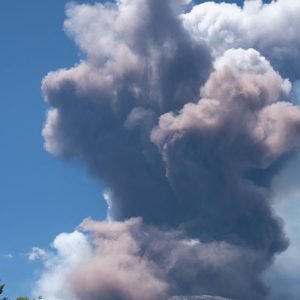Erupção do Etna prolonga fechamento de aeroporto na Sicília