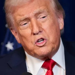 Trump assina decretos e restringe cidadania por nascimento
