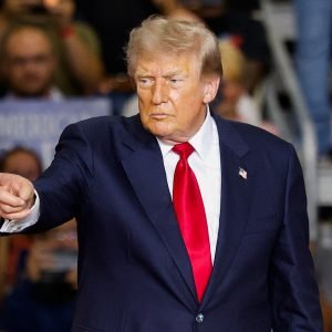 Trump corta cobertura para transição de gênero de menores nos EUA