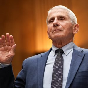 Senado dos EUA aprova pedido de desacato contra Fauci