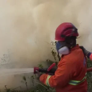 Incêndio florestal se alastra e fecha acesso ao Monte Bromo, na Indonésia