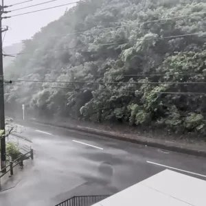 Tufão Dolphin atinge sul do Japão e deixa milhares sem energia