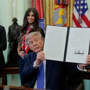 Trump assina ordem que reduz vacinas recomendadas para crianças