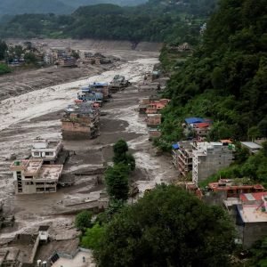 Nepal monitora dois lagos; risco de enchentes persiste
