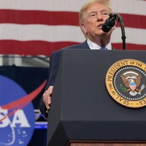 Trump diz que Irã é uma “nação em falência” e elogia bloqueio em Ormuz