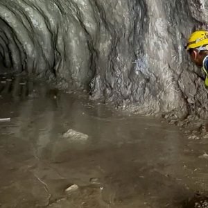 Equipes do Nepal procuram centenas de pessoas presas em túneis