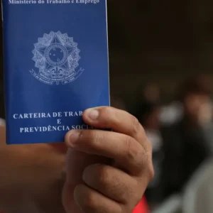 IBGE: Empregos privados com carteira assinada atingem recorde histórico
