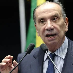 “O Brasil está sob ataque”, diz Aloysio Nunes após revogação de visto