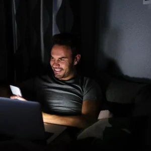 Passar muito tempo online está entristecendo as pessoas, aponta pesquisa