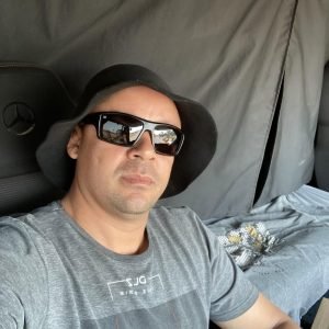Motorista morre após carro bater contra carreta e capotar na BR-163 em MT