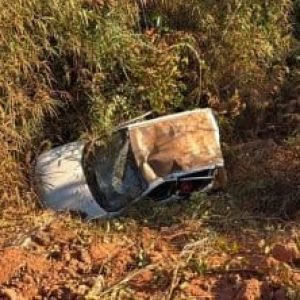 Carro com família capota a caminho de rio e deixa três feridos em Sorriso