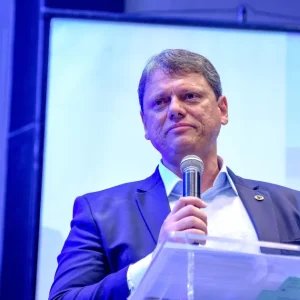 “Nós amamos Jair Messias Bolsonaro”, diz Tarcísio em convenção em SP