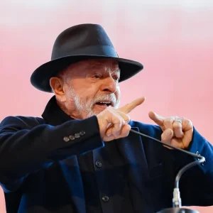 Especialista: Governo Lula lida razoavelmente bem com tensão diplomática